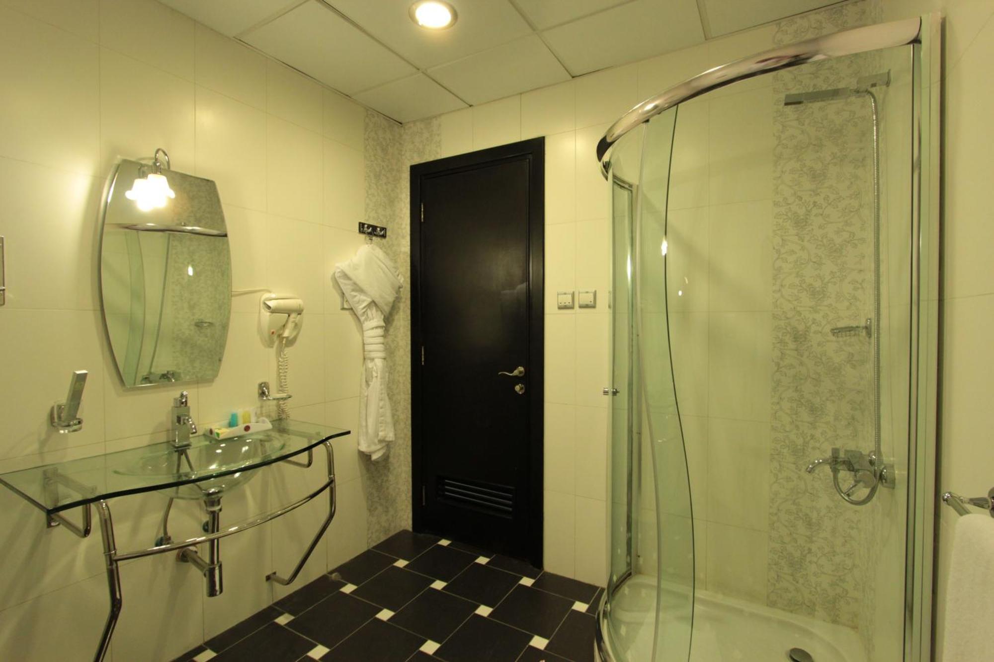 Awaliv International Hotel Ta'if Chambre photo A shower cubicle