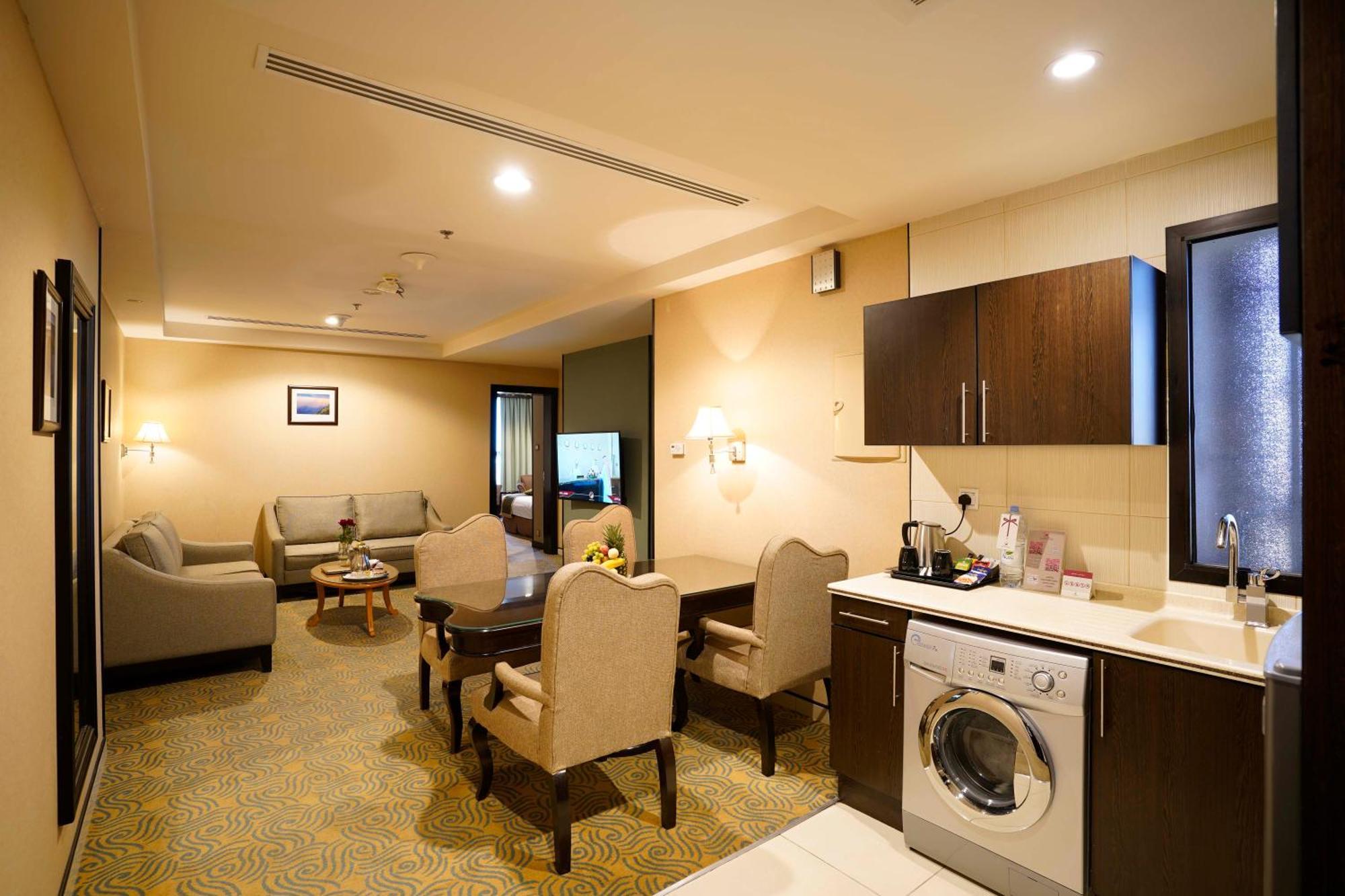 Awaliv International Hotel Ta'if Chambre photo A suite at the hotel