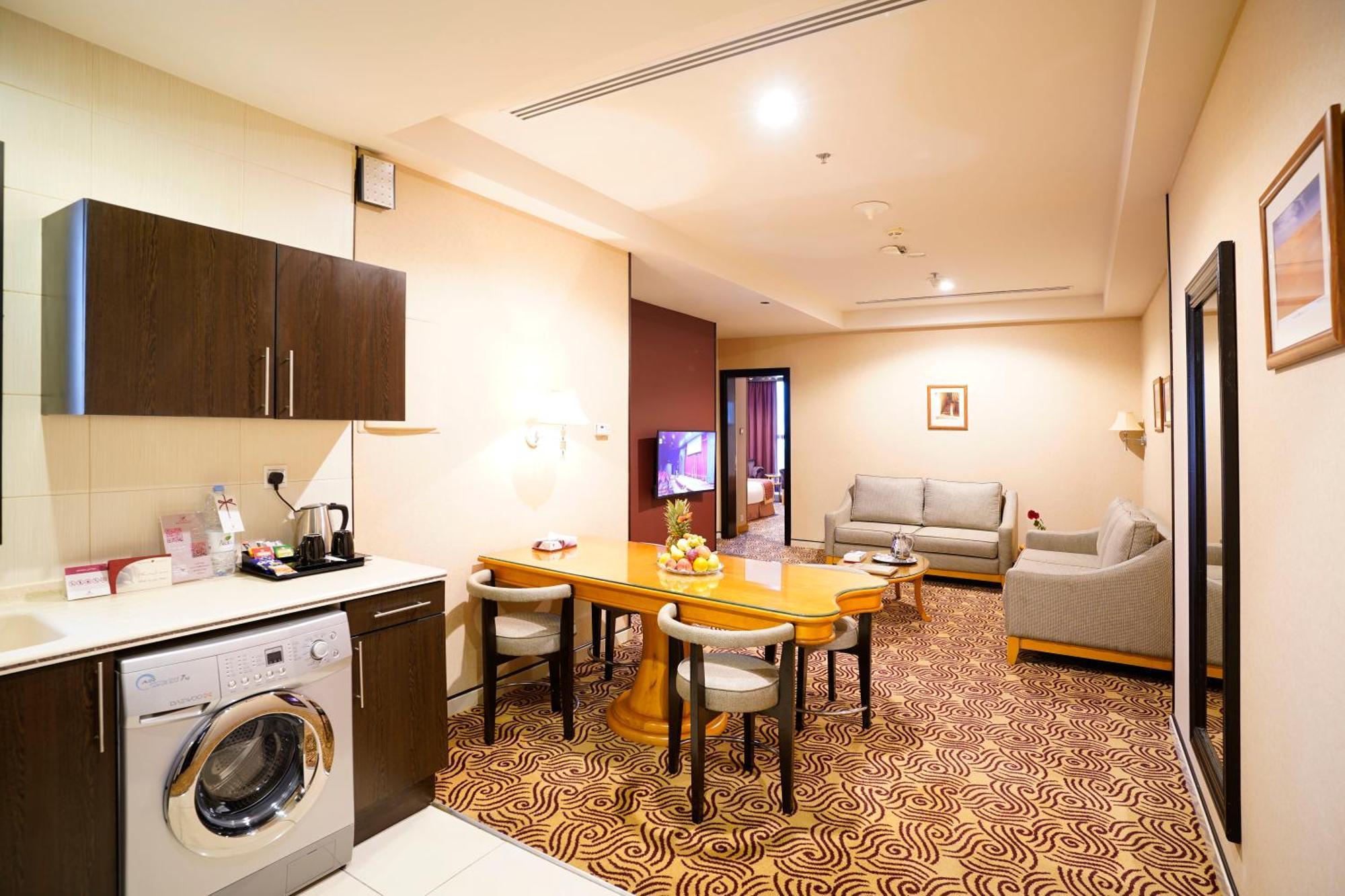 Awaliv International Hotel Ta'if Chambre photo A suite at the hotel