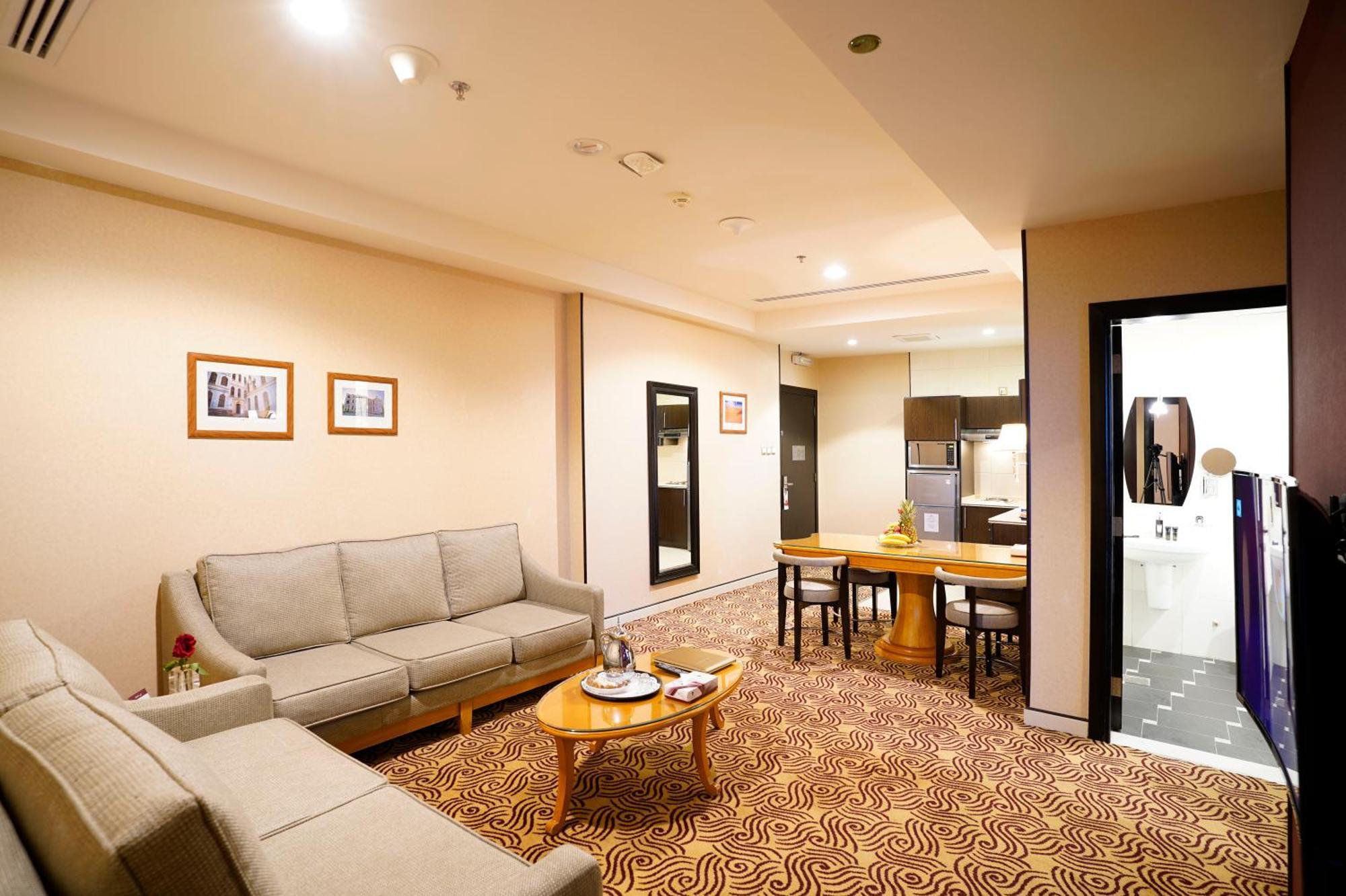 Awaliv International Hotel Ta'if Chambre photo A suite at the hotel