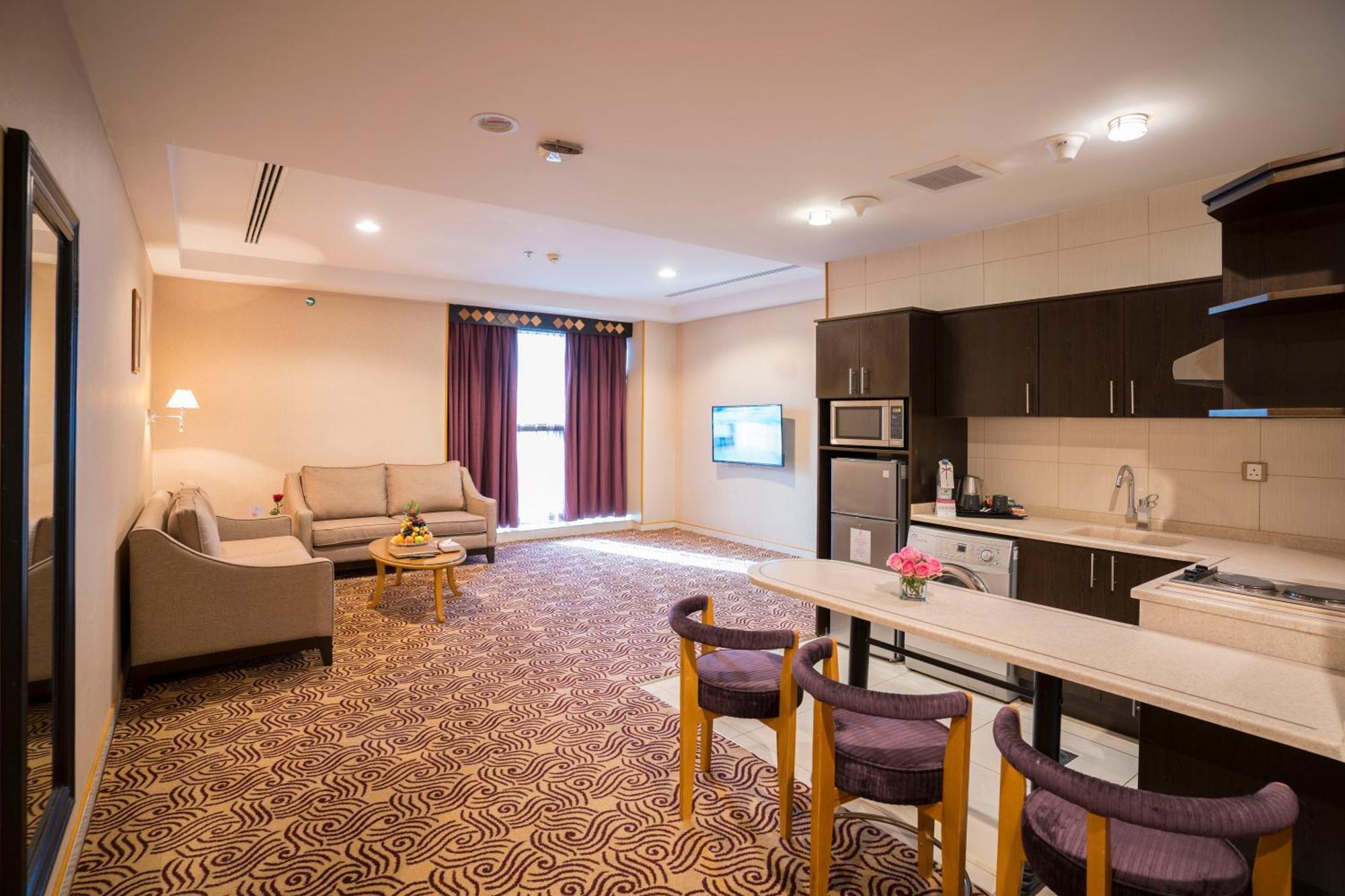 Awaliv International Hotel Ta'if Chambre photo A suite at the hotel