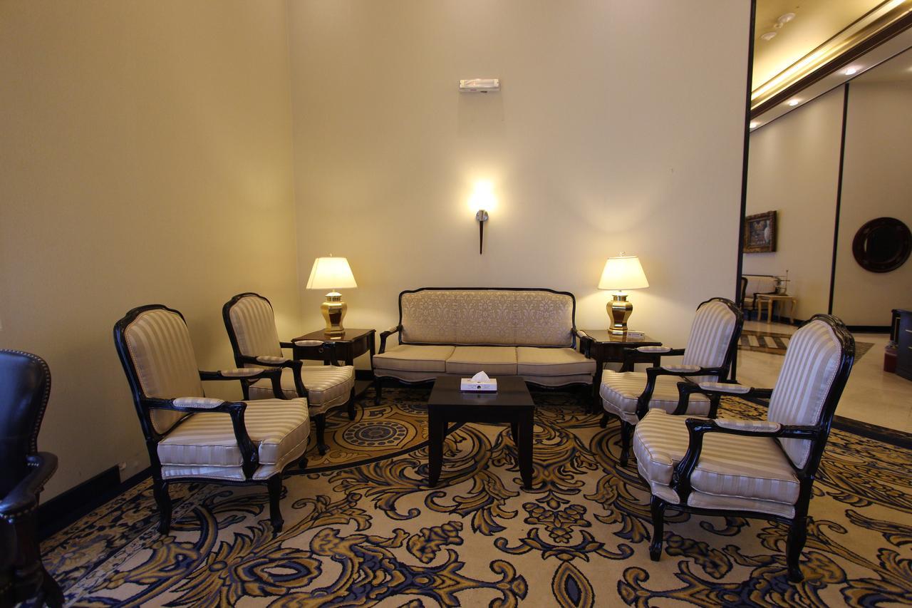 Awaliv International Hotel Ta'if Extérieur photo A living room in the hotel