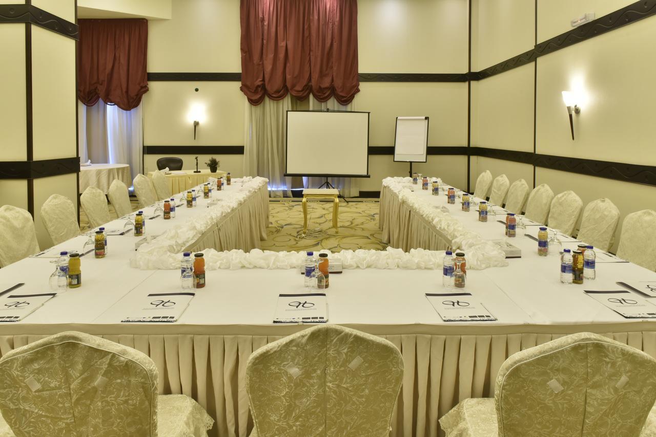 Awaliv International Hotel Ta'if Extérieur photo U-shaped table layout
