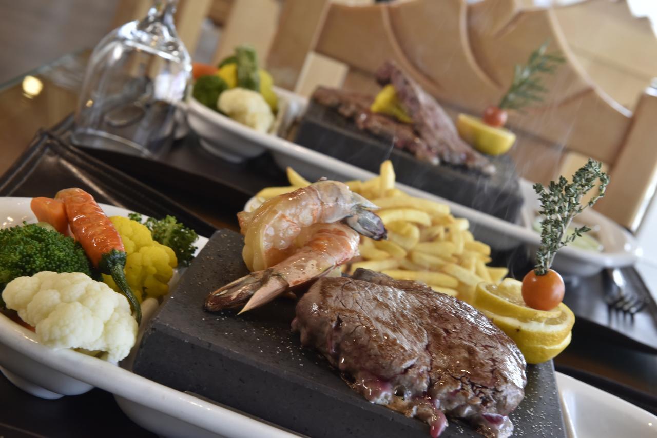 Awaliv International Hotel Ta'if Extérieur photo A steak and shrimp dinner