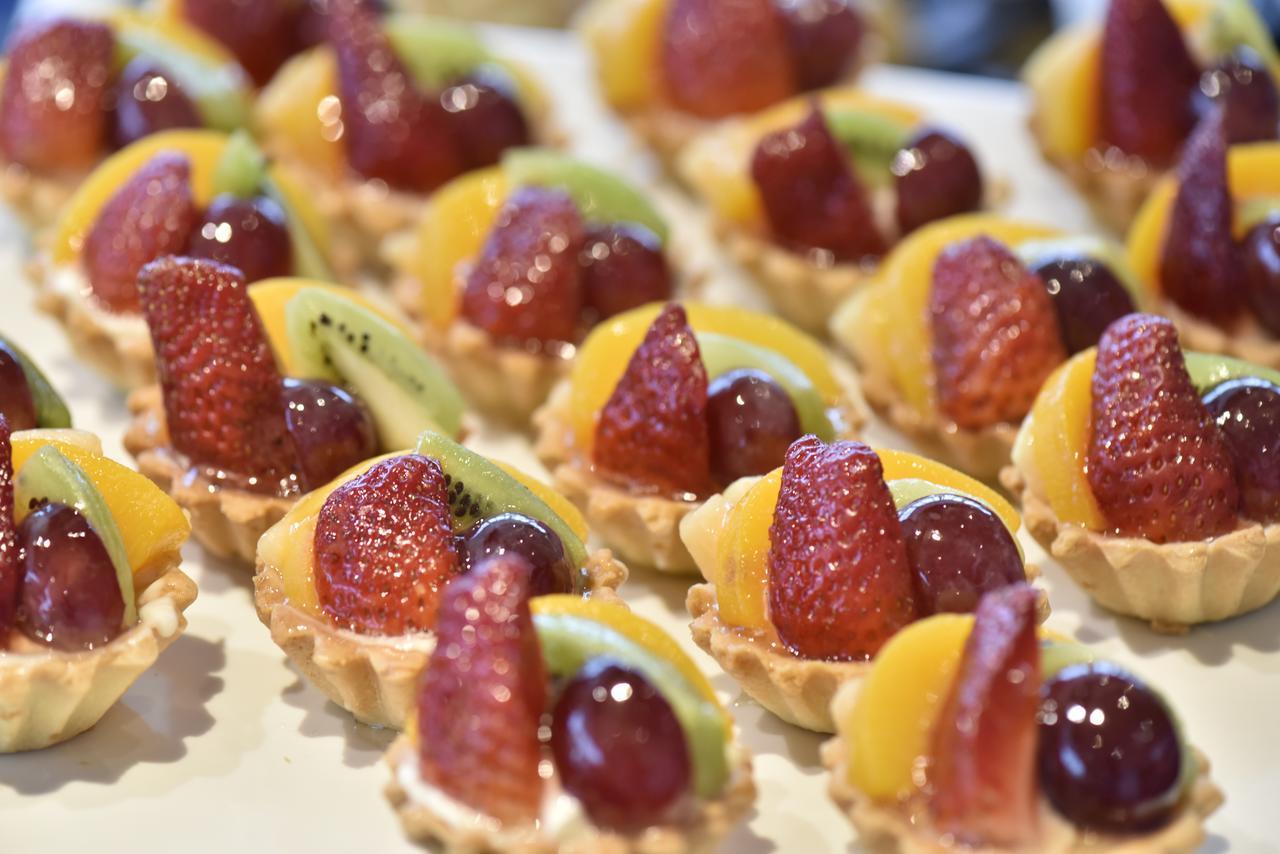 Awaliv International Hotel Ta'if Extérieur photo Fruit tartlets